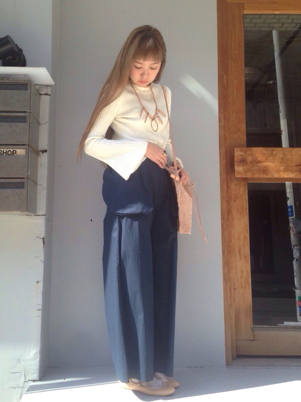 「BEAMS、Ray BEAMS、RBS、crescioni、フレア、ワイドパンツ」｜「Ray BEAMSのRBS / リブ フレアスリーブ クルーネック（ニット/セーター、ホワイト系）」を使った、SAKKOさん（レディース・165cm）の冬コーディネートの1枚目の写真