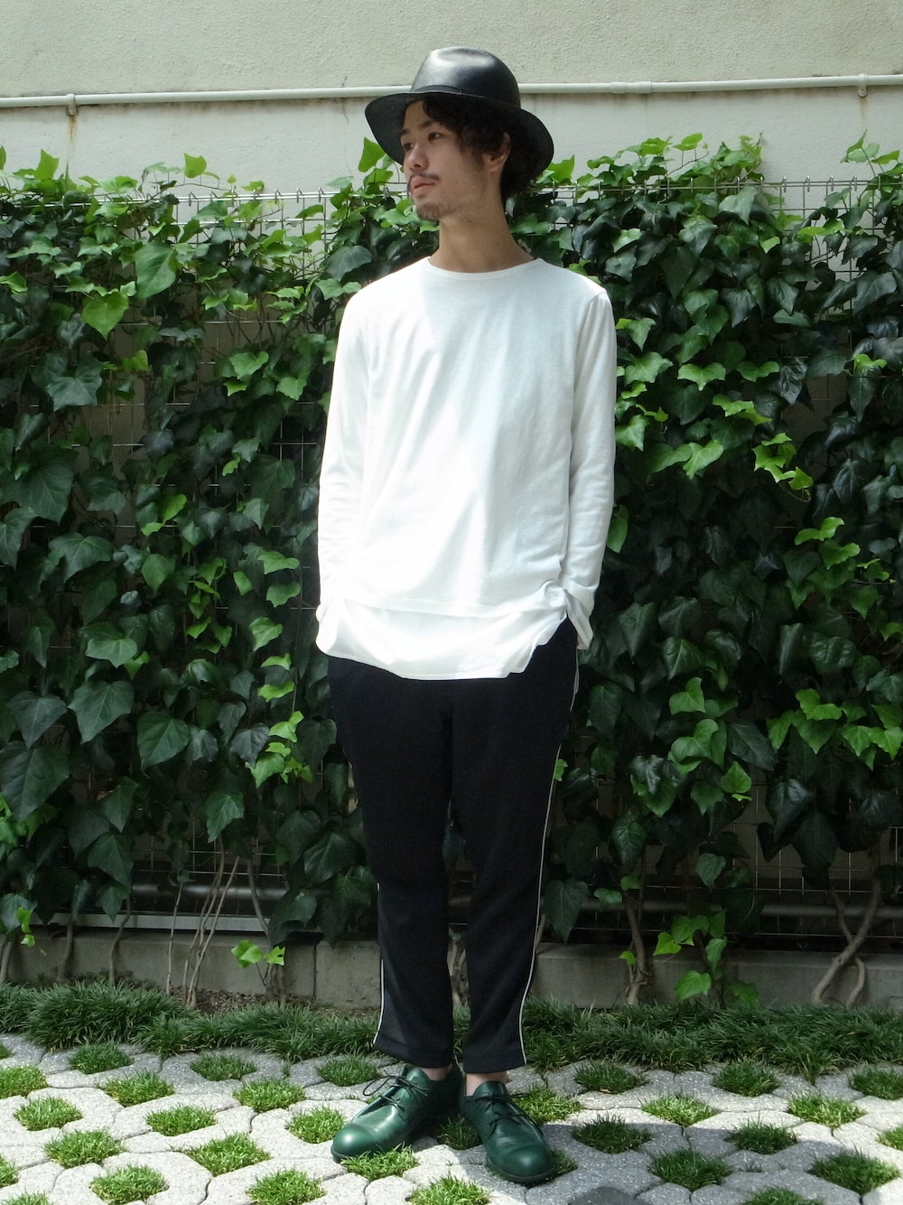 ホワイト系のTシャツ/カットソー、ブラック系のその他パンツを着用したメンズの夏コーディネートの1枚目の写真