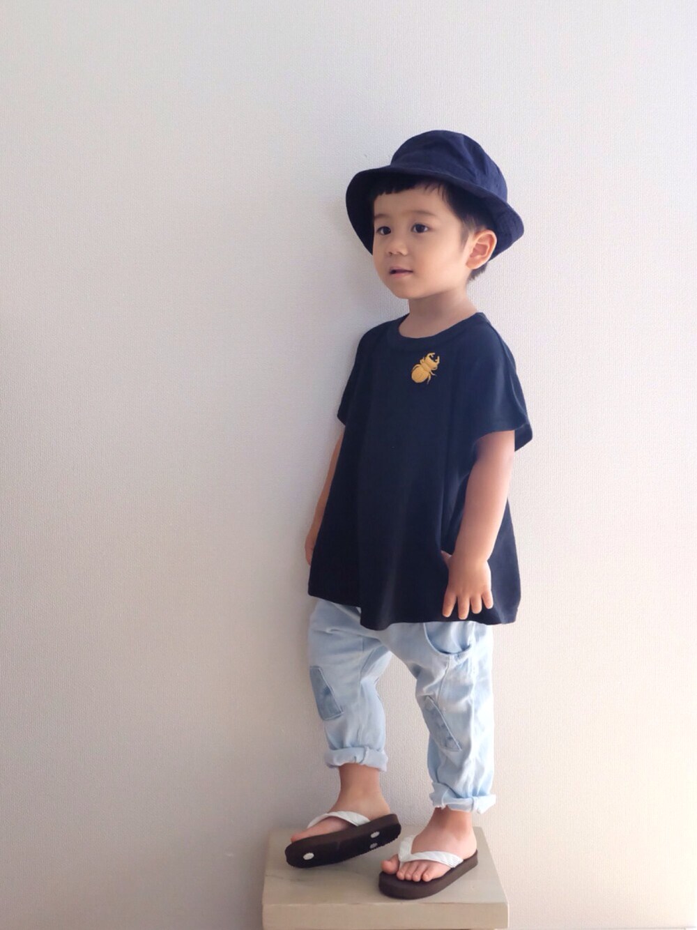 「男の子、3歳、シンプルコーデ、韓国子供服、デニム」｜「MARKEY'Sのリラックスカットソー(S/95～100cm・M/110～120cm)（Tシャツ/カットソー、ブラック系）」を使った、nrmm2さん（キッズ・90cm）の夏コーディネートの1枚目の写真