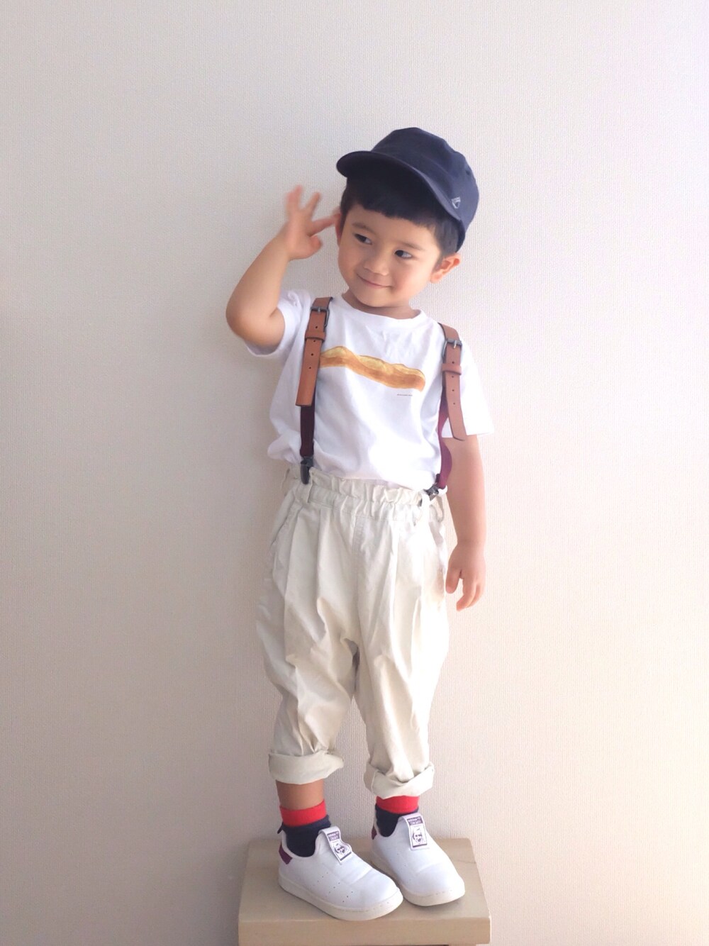 「ワークキャップ、サスペンダー、ホワイトパンツ、男の子コーデ、3歳、stan smith、トリコロール、claska」｜「PETIT BATEAUのキャップ（ハット、ブルー系）」を使った、nrmm2さん（キッズ・90cm）の夏コーディネートの1枚目の写真