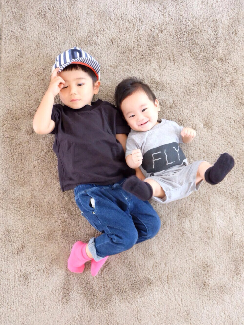 「兄弟コーディネート、3歳、7ヶ月、あかちゃんコーデ、赤ちゃん、ピンク、ロンパース、キャップ、デニム、おとこのこ」｜「URBAN RESEARCH DOORSのDOORS ロゴキャップ（キャップ、ブルー系）」を使った、nrmm2さん（キッズ・90cm）の夏コーディネートの1枚目の写真