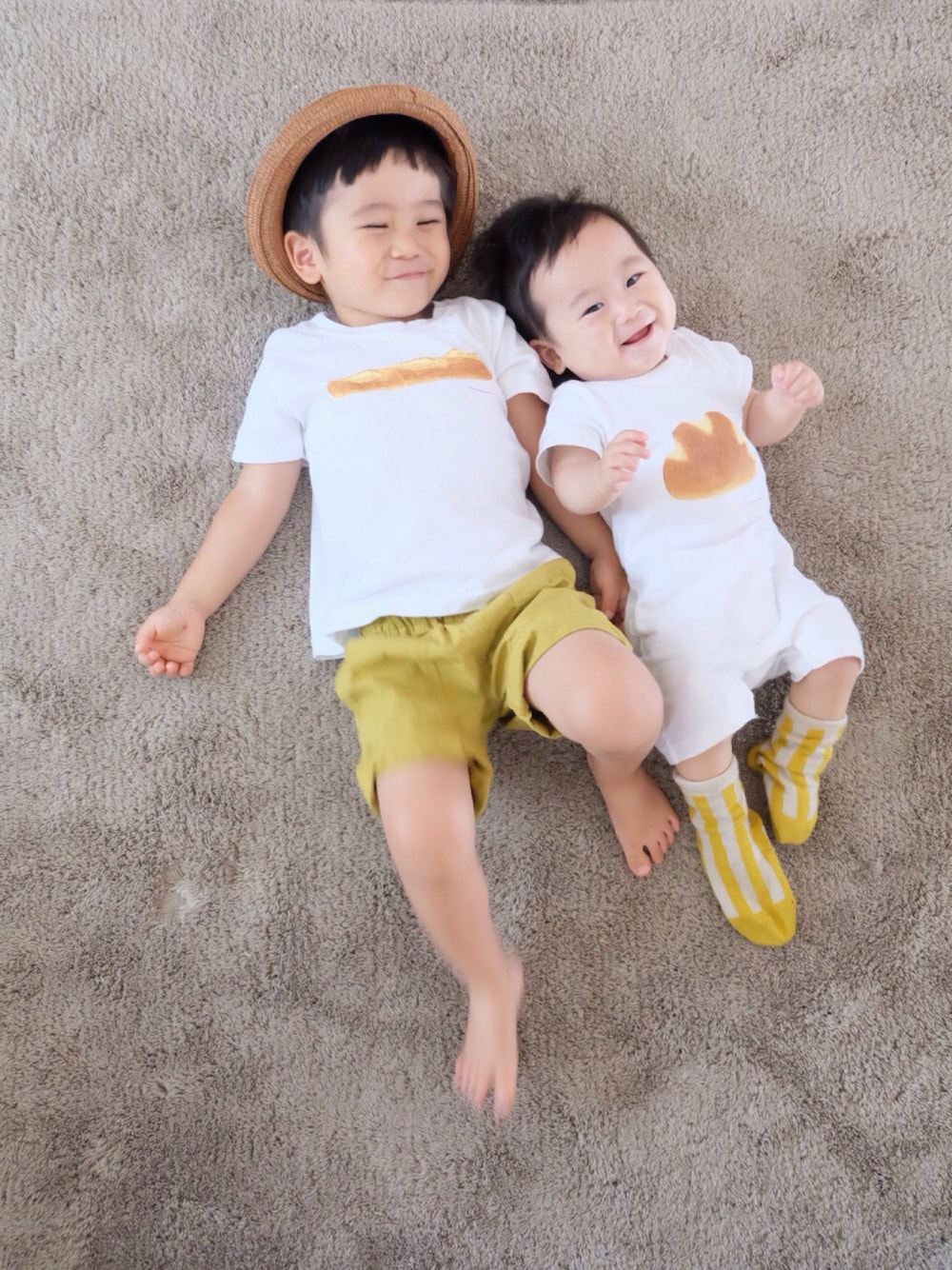 「兄弟コーディネート、3歳、あかちゃんコーデ、赤ちゃん、7ヶ月、ロンパース、クラスカ、おそろいコーデ、マスタード、ストライプ」｜「CLASKA Gallery & Shop "DO"のアイテム（Tシャツ/カットソー、ホワイト系）」を使った、nrmm2さん（キッズ・90cm）の夏コーディネートの1枚目の写真