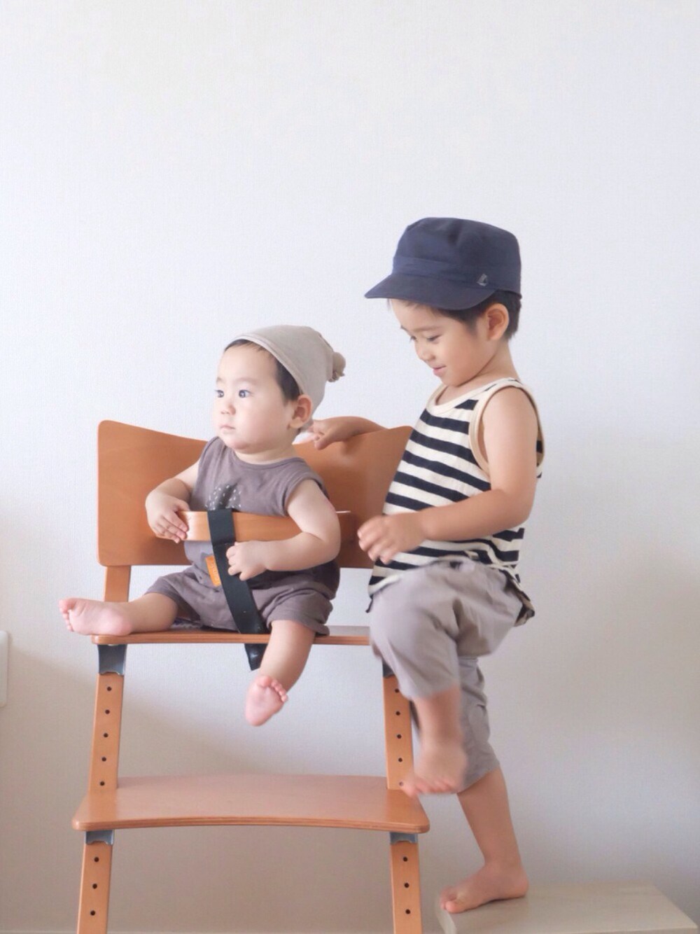 「兄弟コーディネート、０歳、3歳、赤ちゃん、8ヶ月、タンクトップ、チャコールグレー、韓国子供服」｜「こども ビームスのRylee & Cru / イラスト ロンパース (6～18ｍ)（ロンパース、グレー系）」を使った、nrmm2さん（キッズ・90cm）の夏コーディネートの1枚目の写真