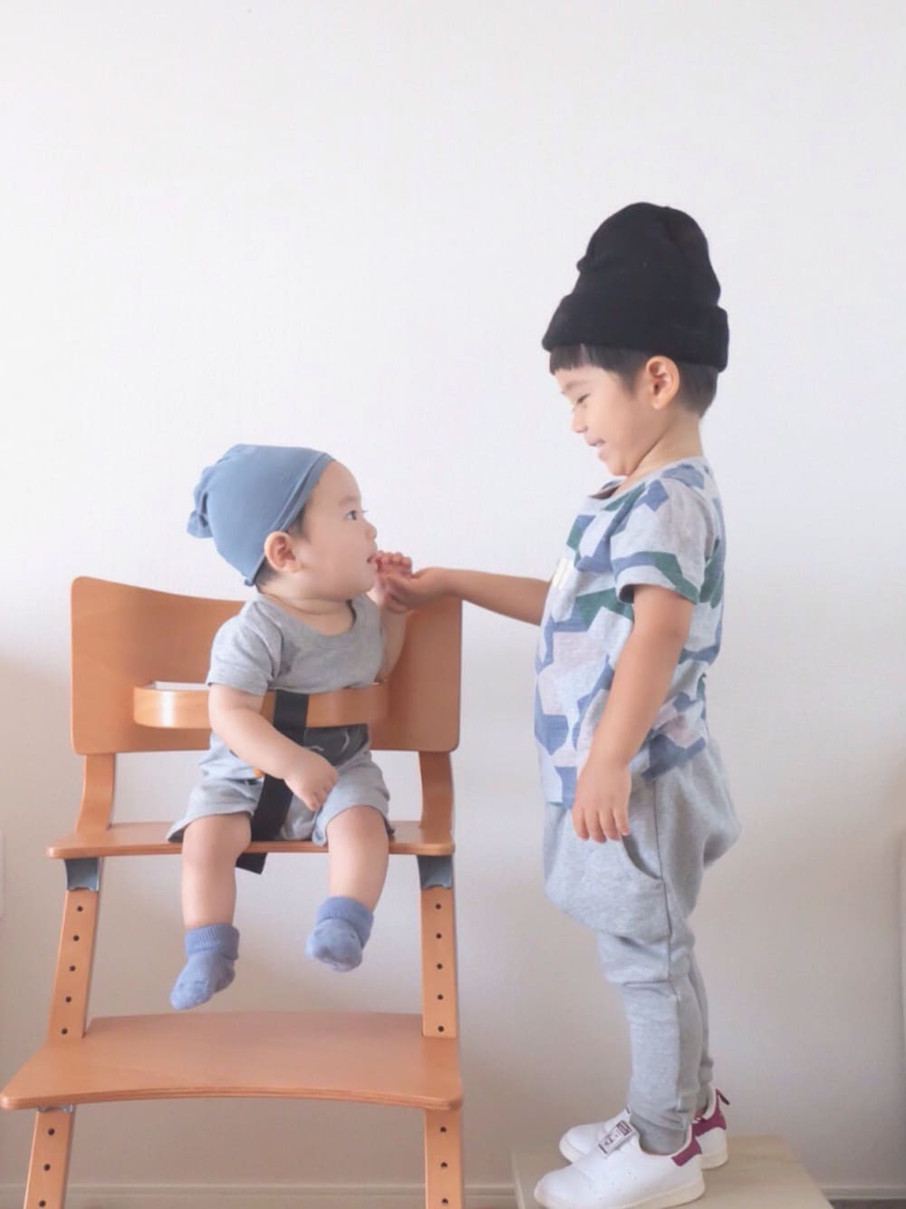 「兄弟コーディネート、杢グレー、サルエルパンツ、ロンパース、3歳、０歳、8ヶ月、ベビー」｜「GWZのアイテム（ロンパース、グレー系）」を使った、nrmm2さん（キッズ・90cm）の夏コーディネートの1枚目の写真