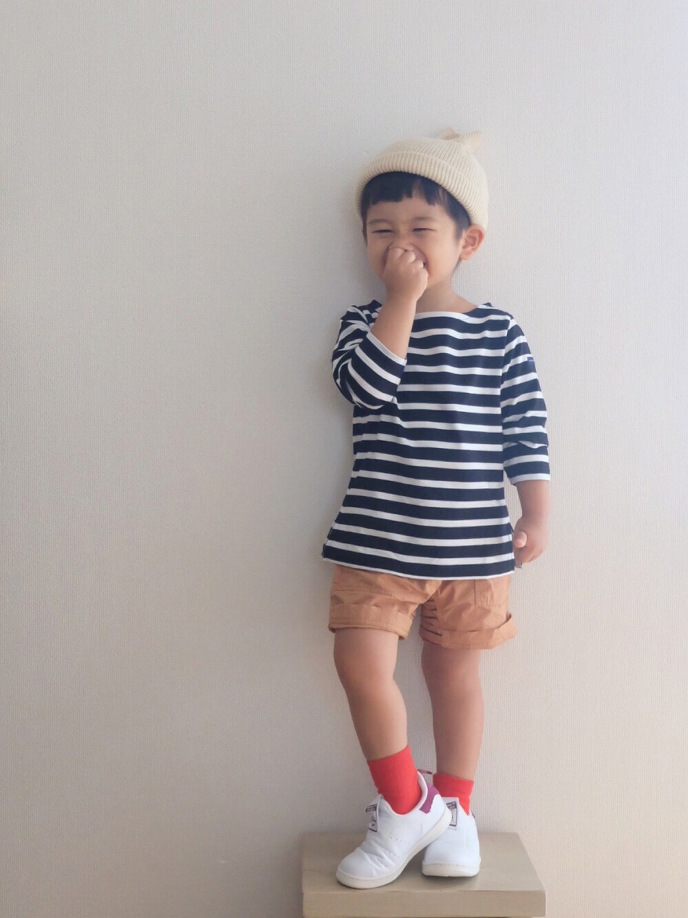 「ボーダートップス、ボートネック、赤い靴下、スタンスミス、男の子、3歳、秋服、ドラフトCIA」｜「CIAOPANIC TYPYの【WEB限定】ボーダーボートネックTシャツ（Tシャツ/カットソー、ブラック系）」を使った、nrmm2さん（キッズ・90cm）の秋コーディネートの1枚目の写真