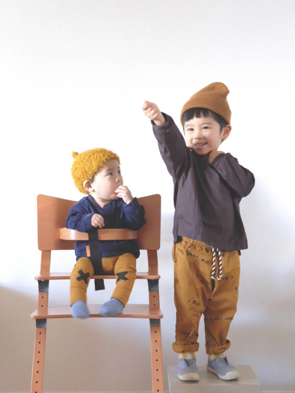 「兄弟コーディネート、リンクコーデ、tinycottons、マスタード、からし色、コキチカ、モケニット、3歳、10ヶ月、ベビー」｜「cokiticaのアイテム（帽子、その他）」を使った、nrmm2さん（キッズ・90cm）の秋コーディネートの1枚目の写真