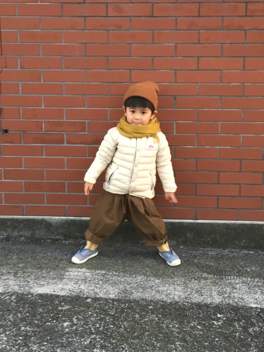 「シンプルコーデ、インナーダウン、ダントン、ストライプ、ニット帽、3歳、おとこのこ、ストール、柄ソックス」｜「DAISOのアイテム（帽子、ブラウン系）」を使った、nrmm2さん（キッズ・90cm）の冬コーディネートの1枚目の写真