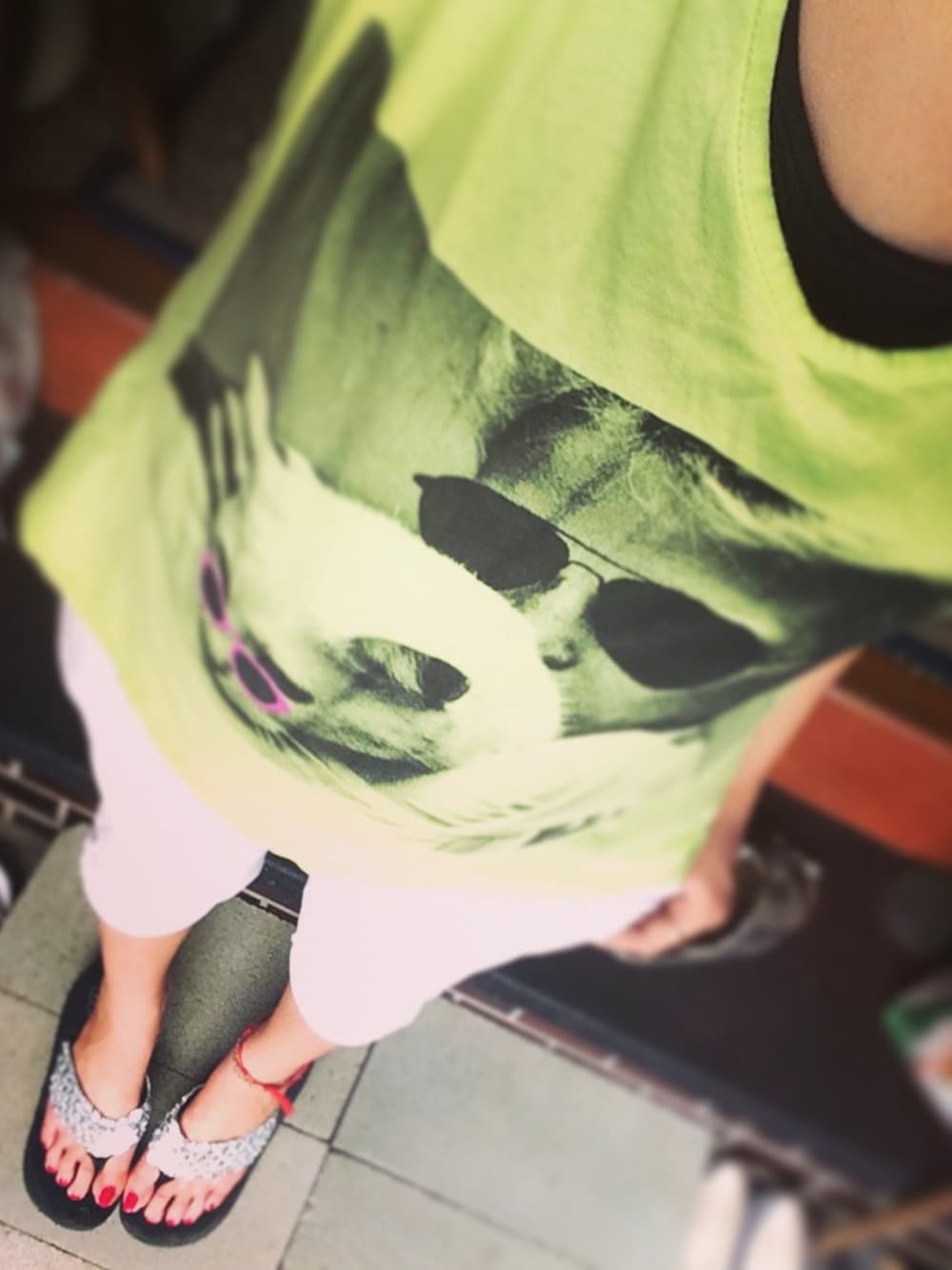 ホワイト系のその他パンツ、グリーン系のTシャツ/カットソー、シルバー系のサンダルを着用したレディースの夏コーディネートの1枚目の写真