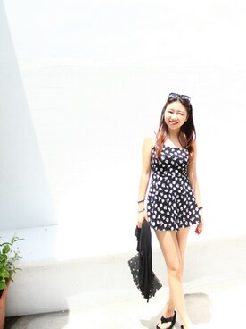 「FOREVER 21（フォーエバー トゥエンティーワン）のsmall floral print dress（ワンピース、ブラック系）」を使った、Vivien Siuさん（レディース）の夏コーディネート
