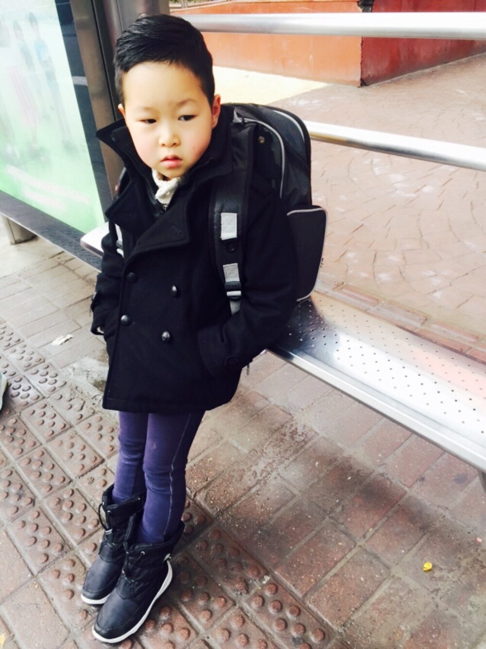 「ZARA KIDSのアイテム（ダウンジャケット/コート、ブラック系）」を使った、吾心深處是安然さん（キッズ・120cm）の春コーディネートの1枚目の写真
