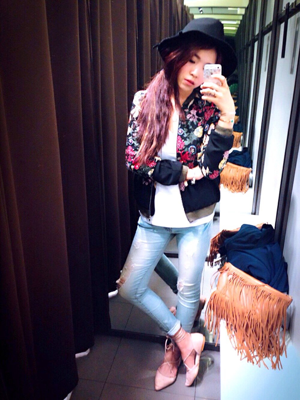 「春、休日スタイル、ラフ、カジュアル、outfit、ユニクロ、赤、デニム、白Tシャツ」｜「ZARAのアイテム（ノーカラージャケット、その他）」を使った、Eillianさん（レディース・165cm）の春コーディネートの1枚目の写真