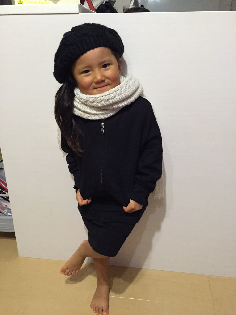 「UNIQLOのアイテム（パーカー、ブラック系）」を使った、pipittoさん（キッズ・110cm）の春コーディネートの1枚目の写真