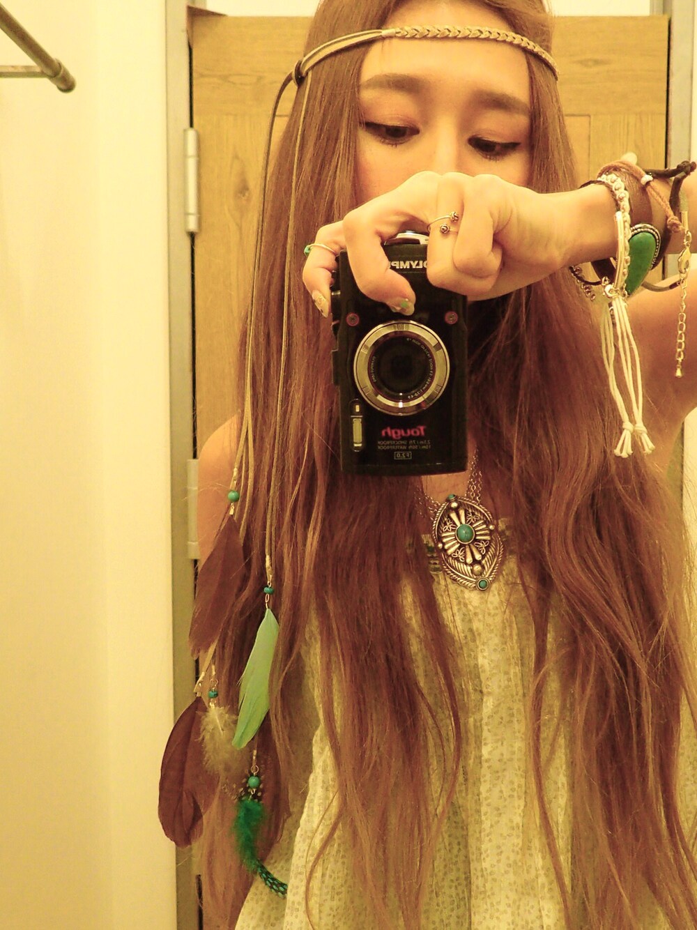 ホワイト系のキャミソール、ベージュ系のカチューシャ、その他のブレスレットを着用したレディースの春コーディネートの1枚目の写真