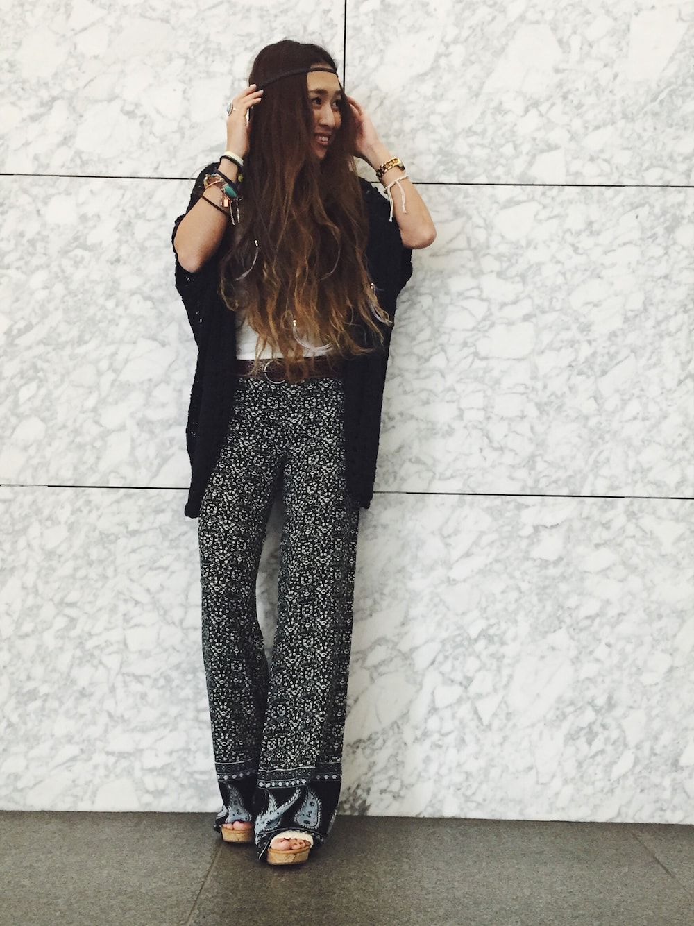 ホワイト系のタンクトップ、ブラック系のカーディガン/ボレロ、ブラック系のその他パンツを着用したレディースの春コーディネートの1枚目の写真