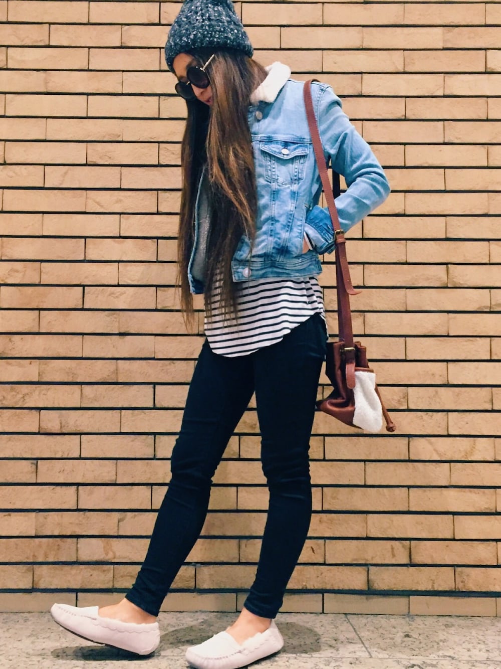 その他のブルゾン、ブラック系のパンツ、その他のバッグを着用したレディースの秋コーディネートの1枚目の写真