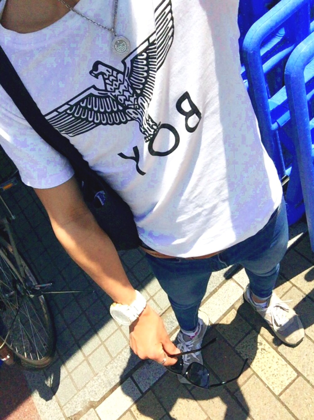 「夏、夏コーデ、デニム、スニーカー」｜「BOY LONDONのBOY London Eagle BOY Tee（Tシャツ/カットソー、ホワイト系）」を使った、Таканiяоさん（メンズ・171cm）の春コーディネートの1枚目の写真