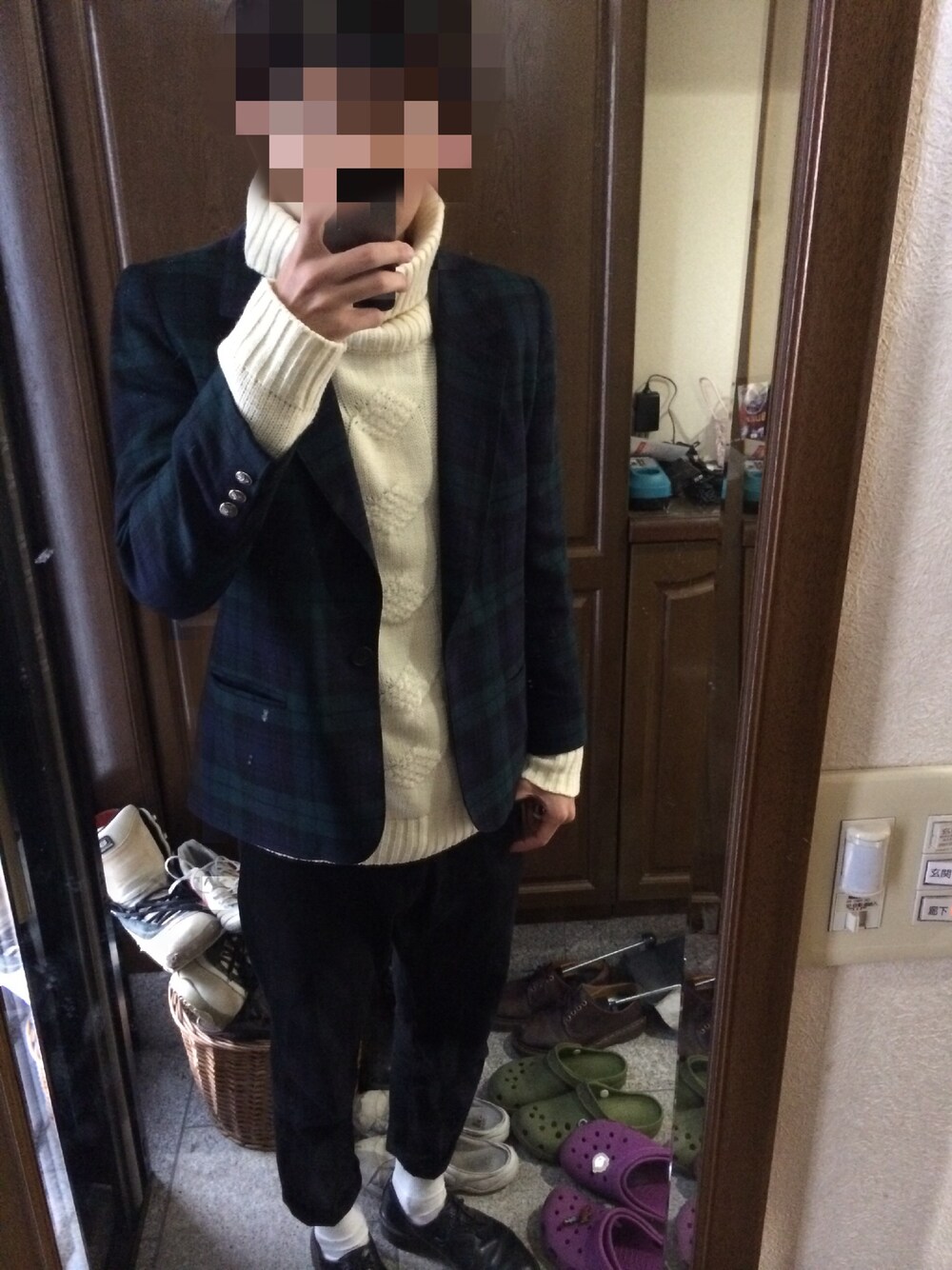 その他のテーラードジャケット、ホワイト系のニット/セーターを着用したメンズの秋コーディネートの1枚目の写真