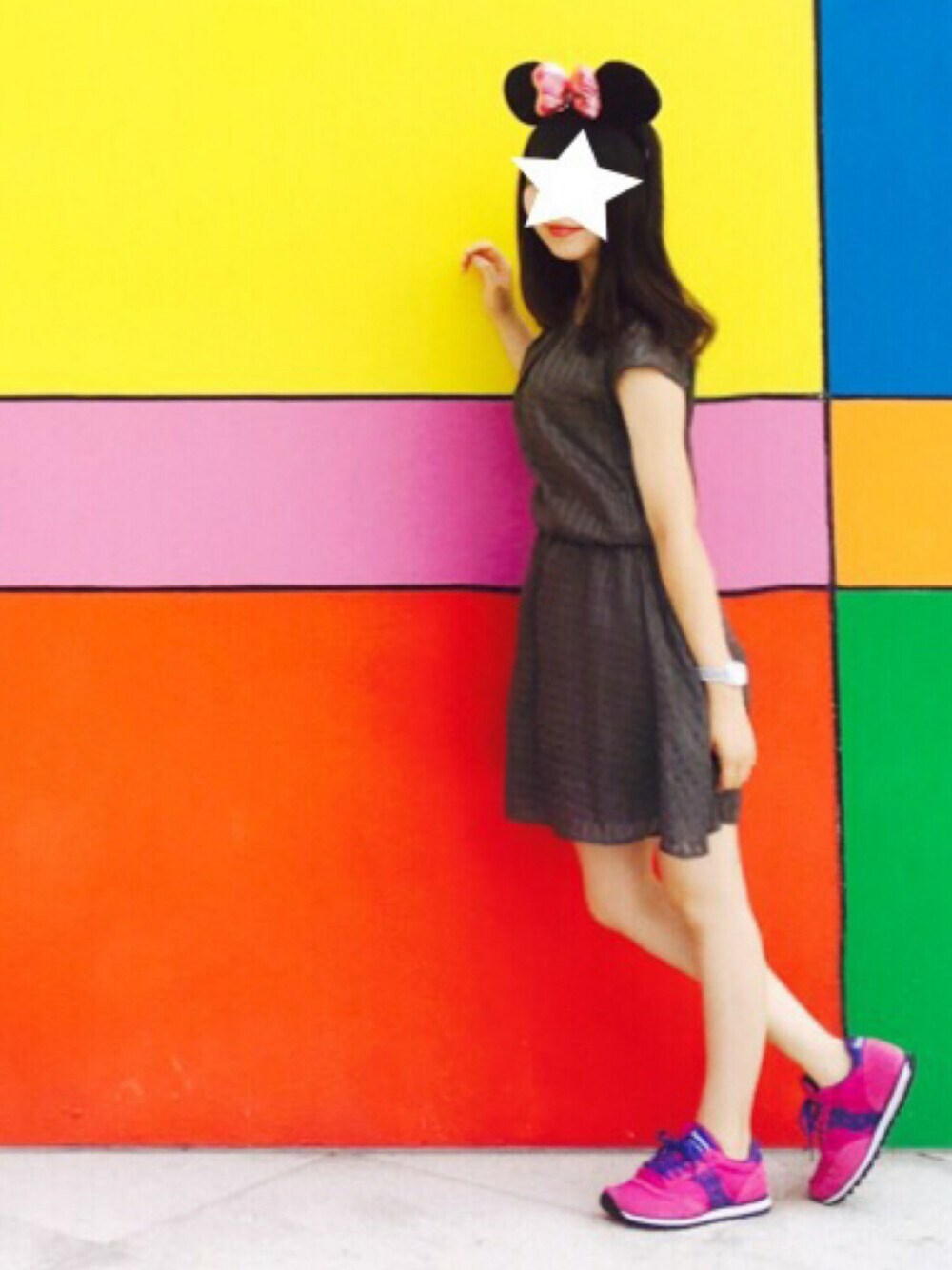 ピンク系のスニーカー、グリーン系のワンピース、ブラック系のバックパック/リュックを着用したレディースの夏コーディネートの1枚目の写真