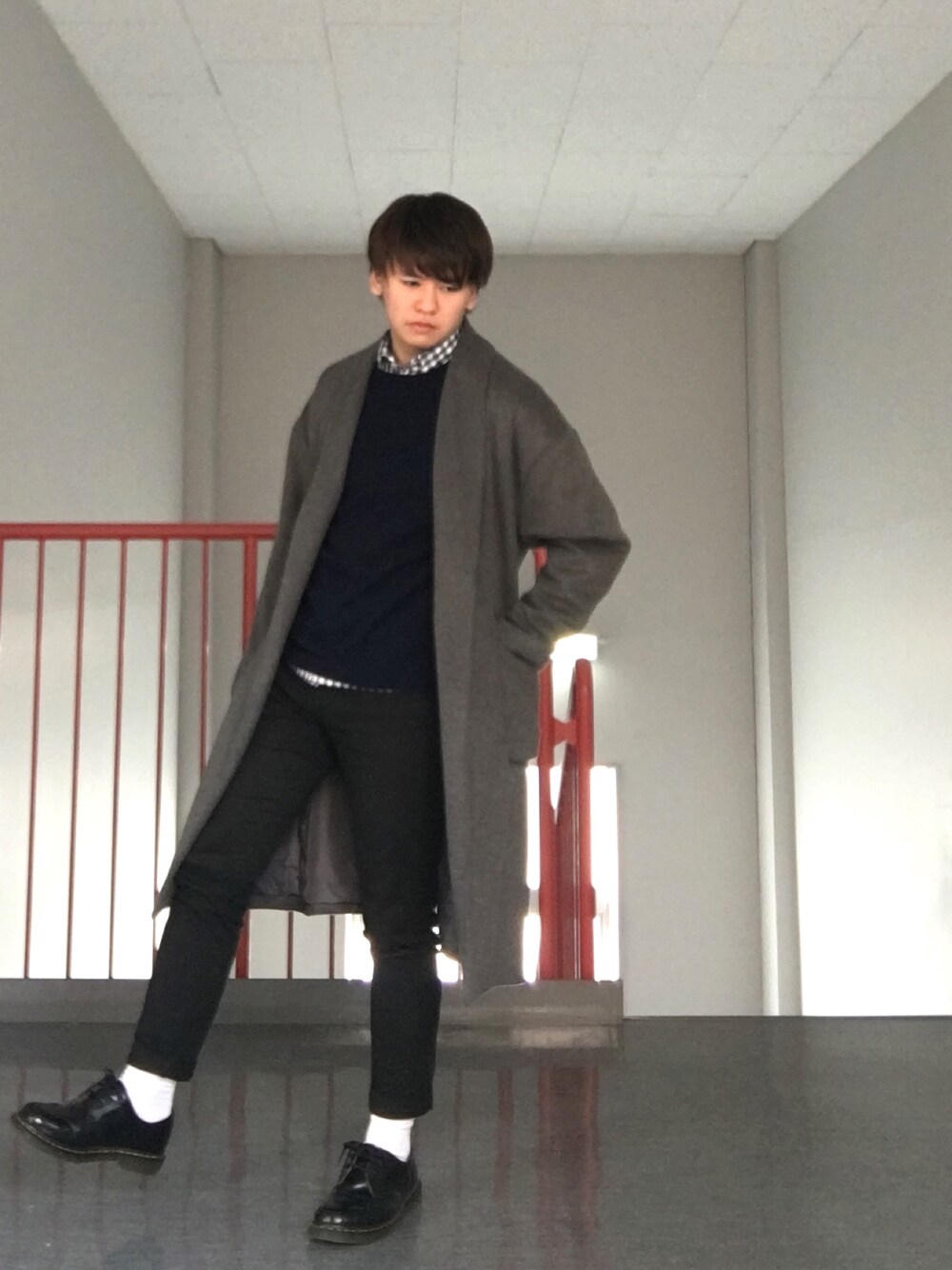 グレー系のその他アウター、ブルー系のシャツ/ブラウス、ブルー系のニット/セーターを着用したメンズの冬コーディネートの1枚目の写真