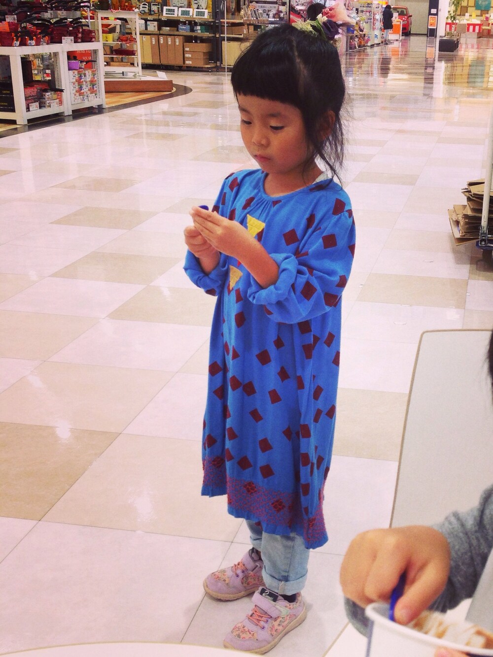 「BOBO CHOSES、girl、ワンピース」｜「BOBO CHOSESのアイテム（ワンピース、ブルー系）」を使った、umemoさん（キッズ・110cm）の冬コーディネートの1枚目の写真