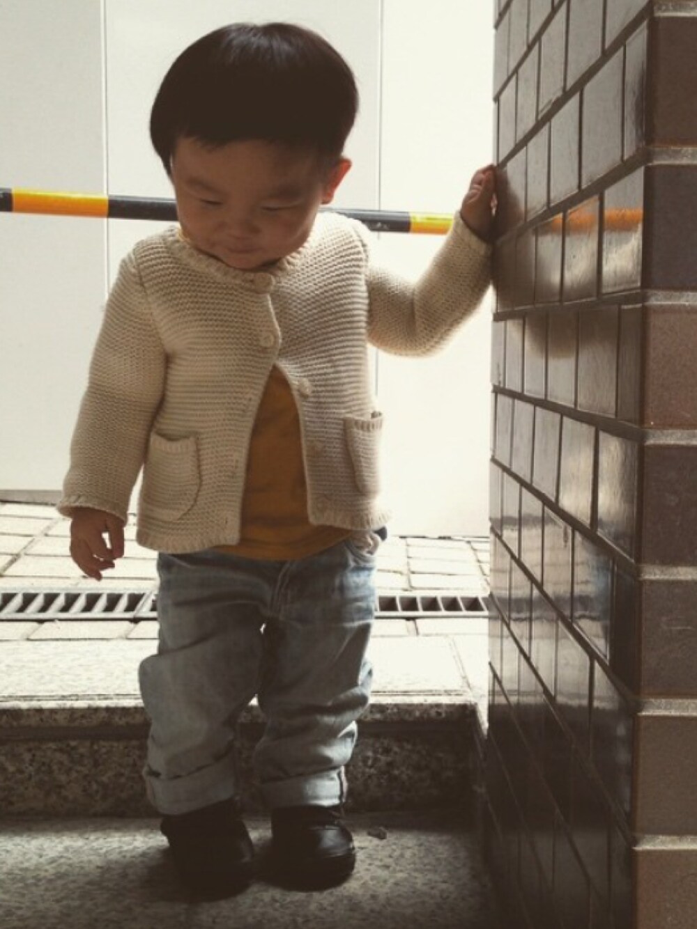 「男の子、1歳」｜「babyGAPのアイテム（カーディガン/ボレロ、ホワイト系）」を使った、umemoさん（キッズ・80cm）の冬コーディネートの1枚目の写真