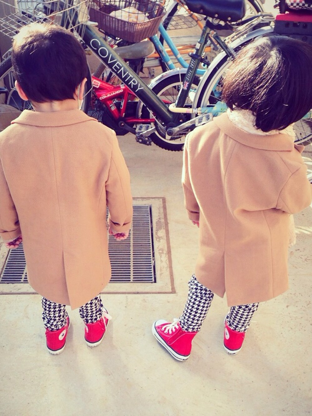 「チェスターコート、千鳥格子、双子コーデ、双子、twins、UNIQLO、コンバース、ボーダー、赤いスニーカー」｜「UUのアイテム（チェスターコート、ベージュ系）」を使った、yun☺︎さん（キッズ・90cm）の冬コーディネートの1枚目の写真