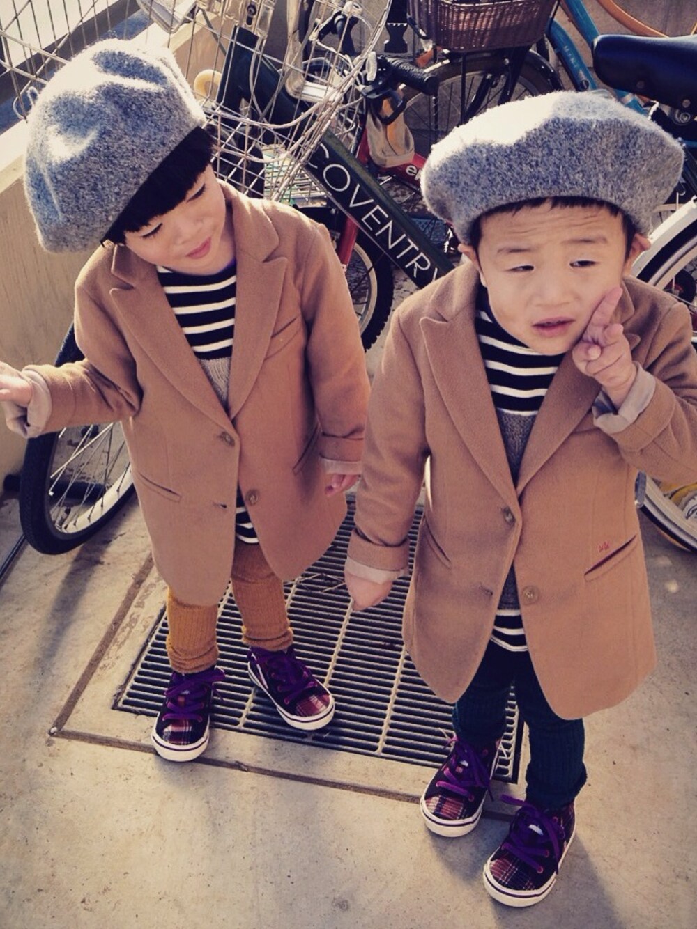 「チェスターコート、ボーダー、ベレー帽、バンズ、無印良品、双子、双子コーデ、twins」｜「UUのアイテム（チェスターコート、ベージュ系）」を使った、yun☺︎さん（キッズ・90cm）の冬コーディネートの1枚目の写真