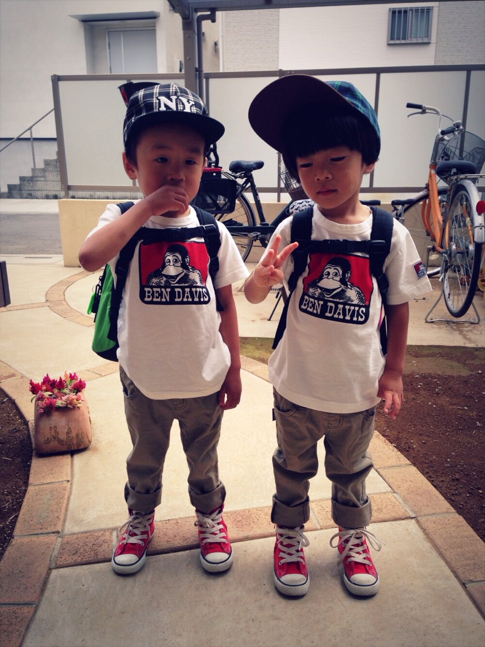 「BEN DAVIS、Xgirl stage、twins、双子、双子コーデ、コンバース、キャップ、ハイカットスニーカー」｜「BEN DAVISのアイテム（Tシャツ/カットソー、ホワイト系）」を使った、yun☺︎さん（キッズ・90cm）の夏コーディネートの1枚目の写真