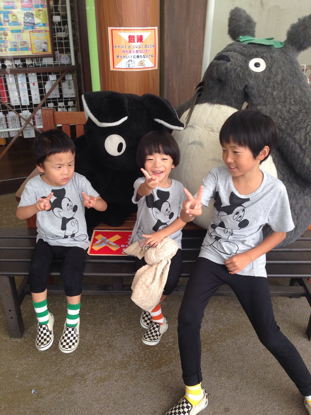「三つ子コーデ、双子、ミッキー、お揃い、テーマカラー、バンズ」｜「VANSのアイテム（スニーカー、ブラック系）」を使った、yun☺︎さん（キッズ・132cm）の夏コーディネートの1枚目の写真