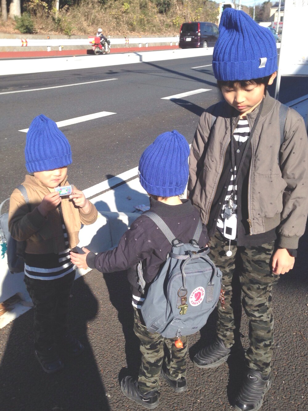「三つ子コーデ、お揃い、双子、3兄弟、カンケン、カモフラ、ナイキ、ニット帽」｜「Fjallraven Kankenのアイテム（バックパック/リュック、グレー系）」を使った、yun☺︎さん（キッズ・135cm）の冬コーディネートの1枚目の写真