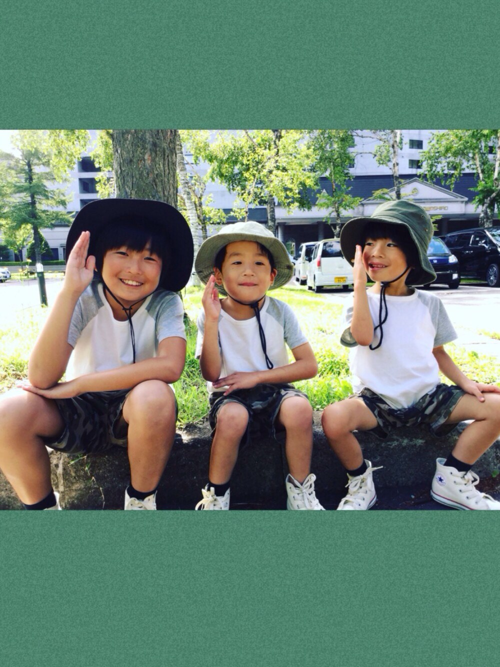 「キッズコーデ、男の子、プチプラ、夏休み、シンプルコーデ、ラグランTシャツ、3兄弟、コンバース ハイカット、おそろいコーデ、双子」｜「無印良品のアイテム（Tシャツ/カットソー、ホワイト系）」を使った、yun☺︎さん（キッズ・140cm）の夏コーディネートの1枚目の写真