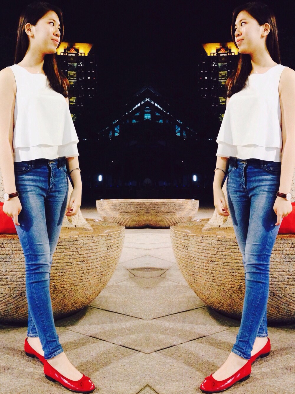 ホワイト系のシャツ/ブラウス、ブルー系のデニムパンツを着用したレディースの春コーディネートの1枚目の写真