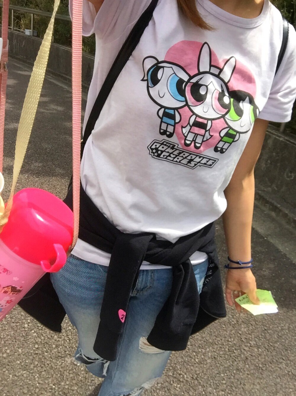 「楽チンコーデ、シンプルコーデ、ゆるコーデ、メンズライク、動物園、デニム、子どもとお出かけ、パワーパフガールズ、サンキューマート、かわいい」｜「390martのアイテム（Tシャツ/カットソー、ピンク系）」を使った、Yukiさん（レディース・160cm）の春コーディネートの1枚目の写真