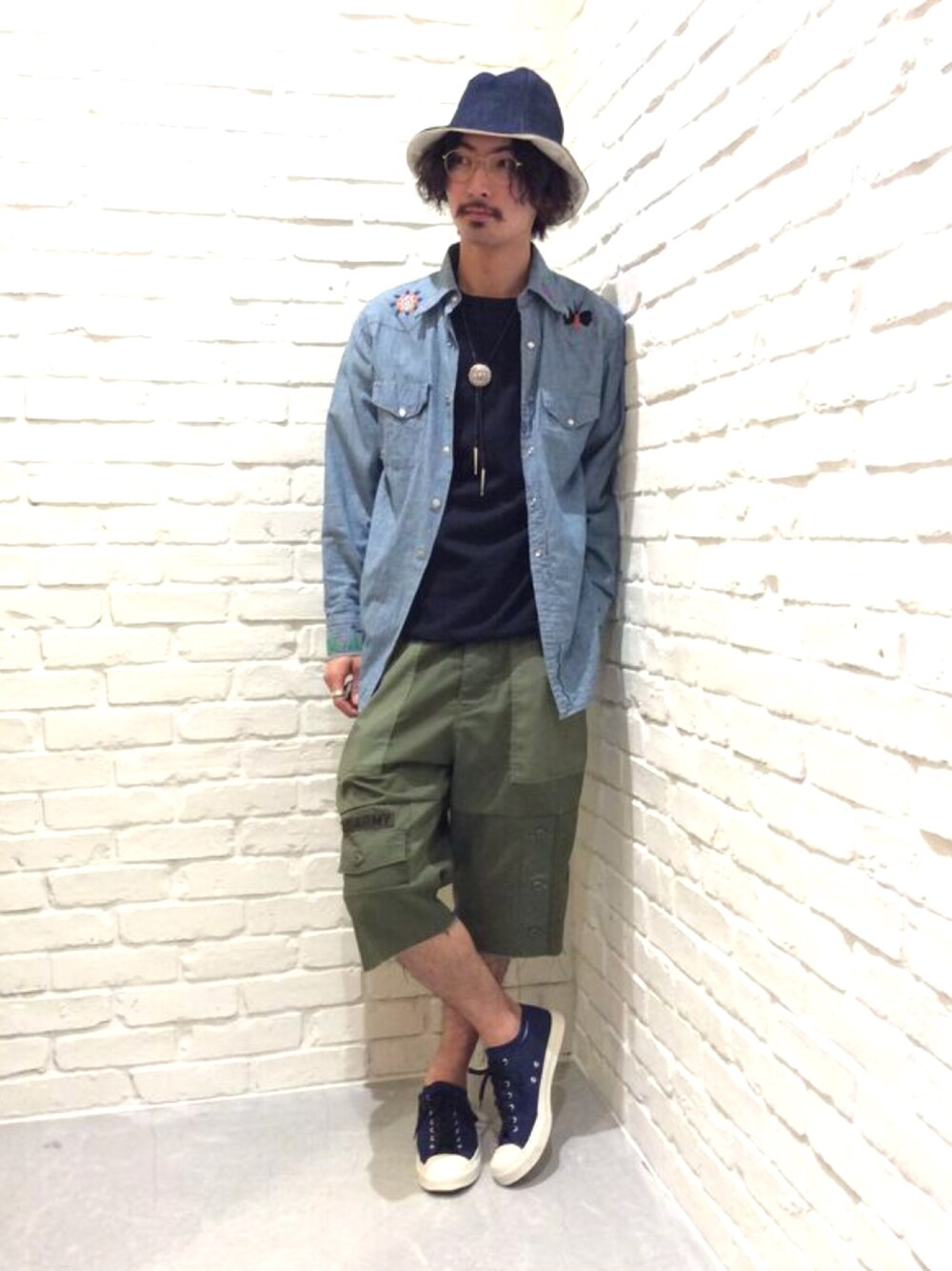 ブルー系のTシャツ/カットソー、ブルー系のスニーカー、グリーン系のカーゴパンツを着用したメンズの春コーディネートの1枚目の写真