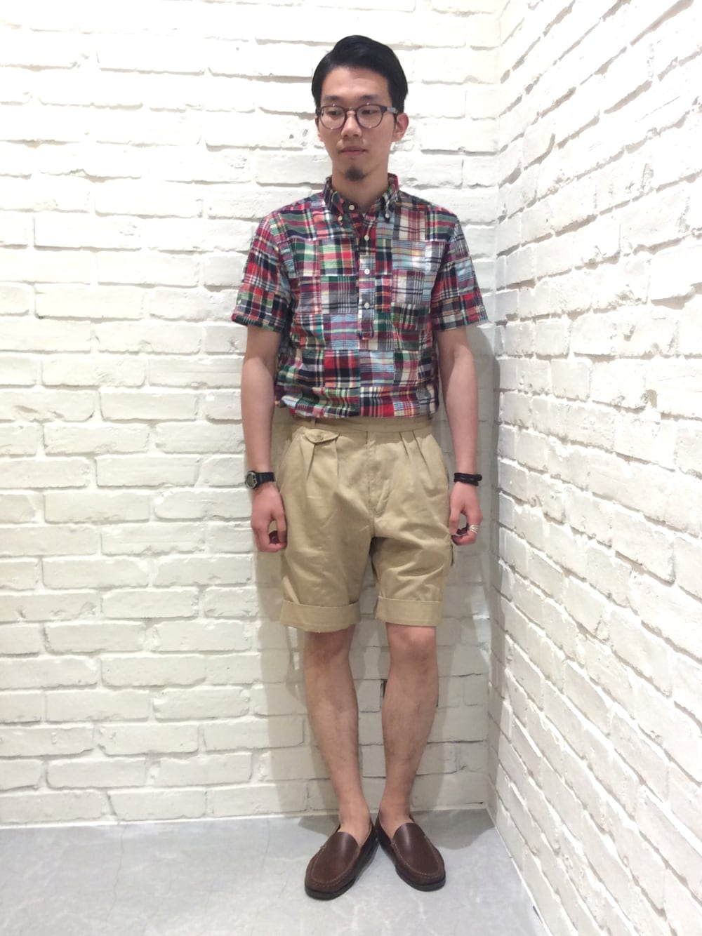 レッド系のシャツ/ブラウス、ベージュ系のチノパンツ、ブラウン系のモカシン/デッキシューズを着用したメンズの春コーディネートの1枚目の写真