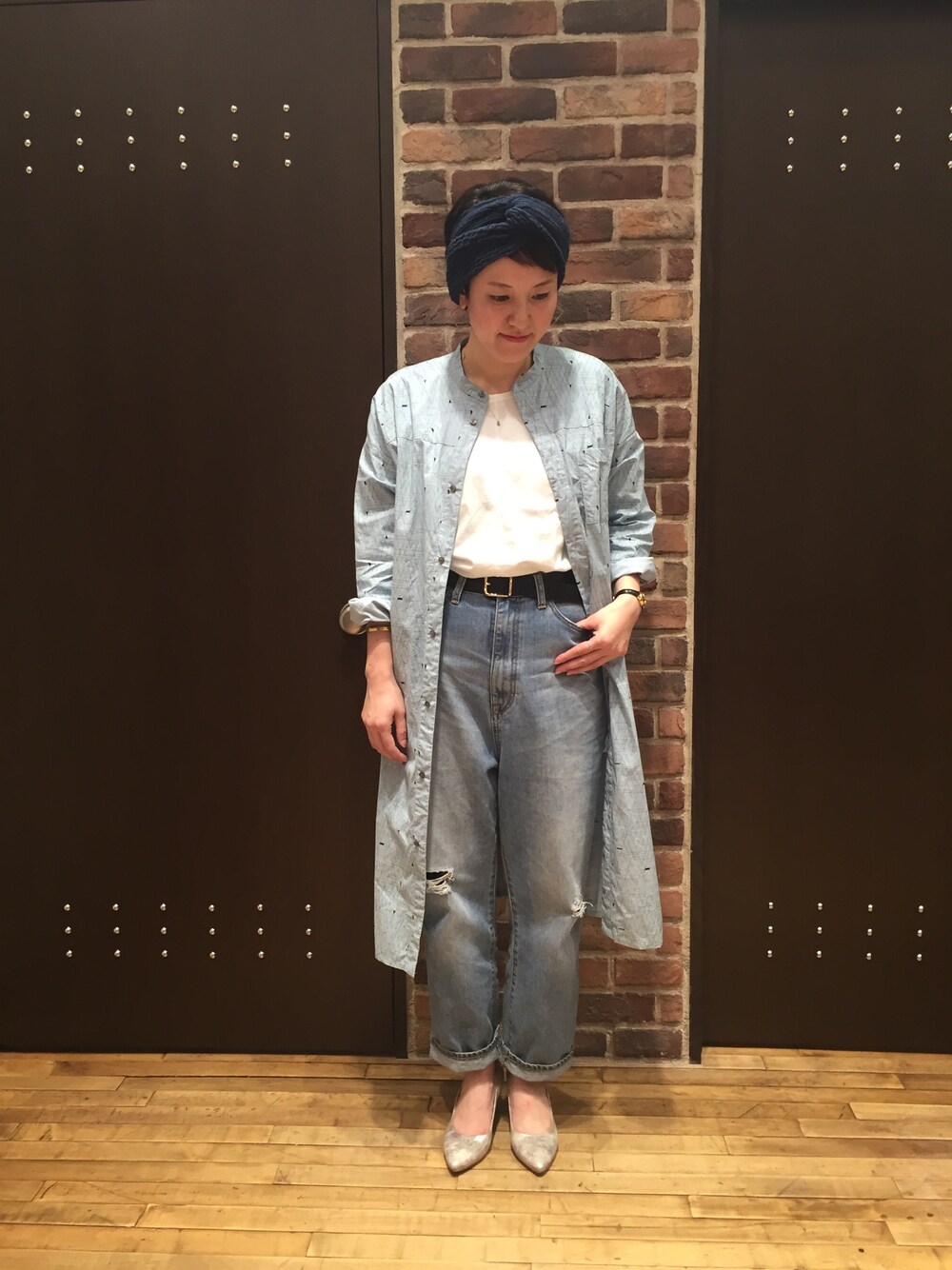「デニム、パンプス、ブルー、ノーカラー、休日スタイル、シャツワンピ、ootd、ダメージデニムパンツ、オリジナルプリント、オトナカジュアル」｜「FIL DE FERの11,5ozデニム ボーイズデニム（デニムパンツ、ブルー系）」を使った、kaji.さん（レディース・163cm）の春コーディネートの1枚目の写真