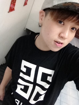 「GIVENCHY（ジバンシイ）のアイテム（Tシャツ/カットソー、ブラック系）」を使った、echinchewさん（メンズ）の夏コーディネート