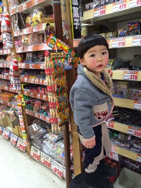 「UGG（アグ）のUGG（アグ）　ムートンブーツ　W　Classic　Short　（941）（ブーツ、ブラック系）」を使った、googさん（キッズ）の冬コーディネート