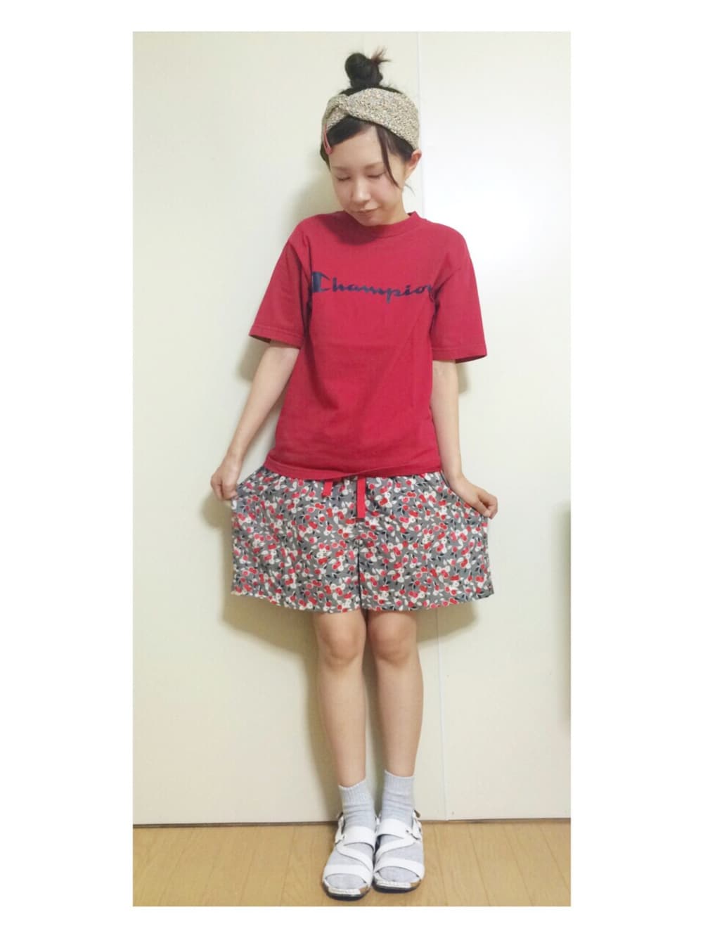 「パンツ、ターバン、ショートパンツ、Tシャツ、UNIQLO、フェススタイル、Champion、白ソックス、サンダル、スポーツミックス」｜「Championのアイテム（Tシャツ/カットソー、レッド系）」を使った、りなっぷ🌼さん（レディース・152cm）の夏コーディネートの1枚目の写真