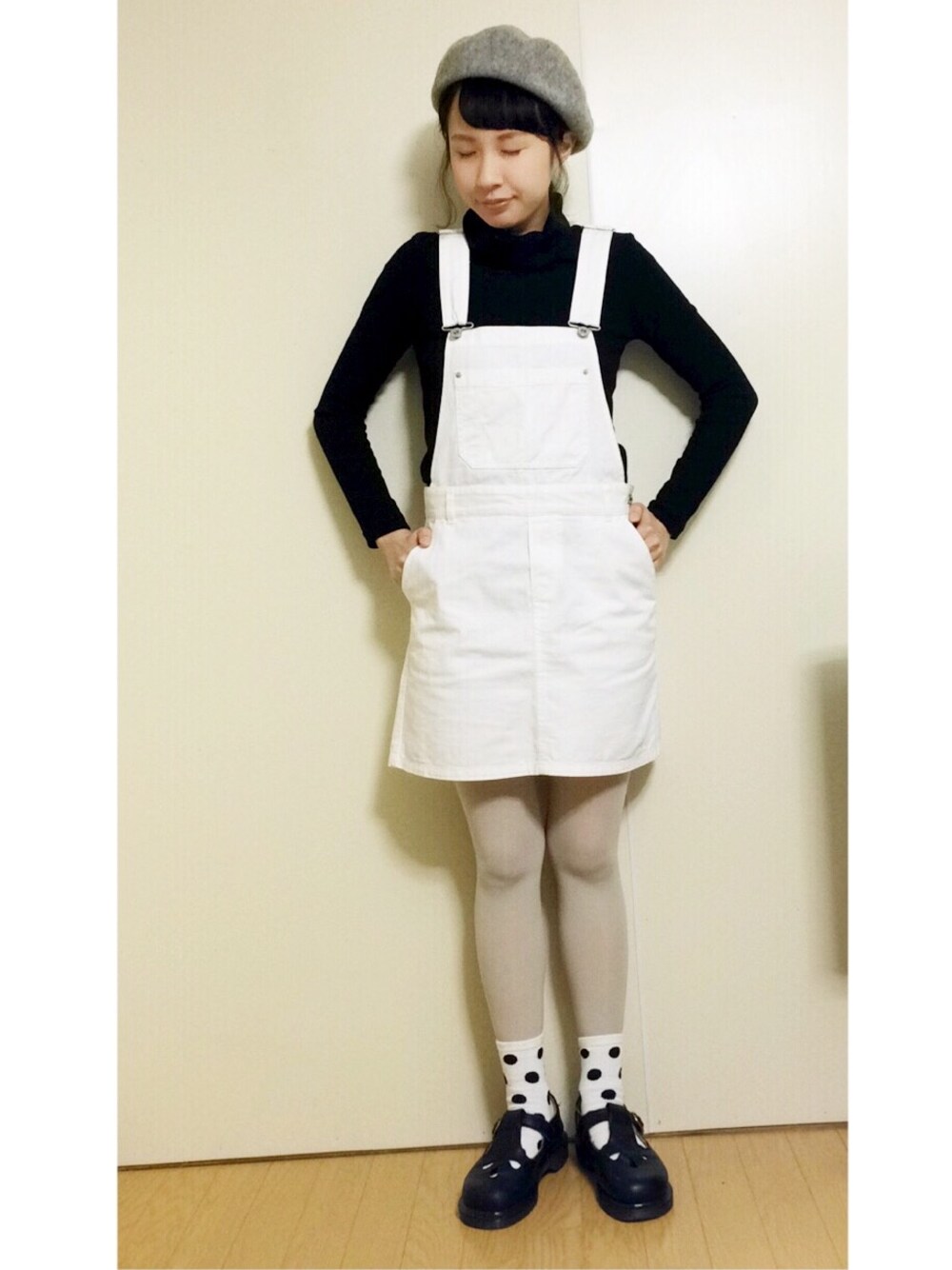 「モノトーンコーデ、サロペット、Dr.Martens、ベレー帽、タートルネック、ドット、白タイツ、GU」｜「Dr. Martensのused（ブーツ、ブラック系）」を使った、りなっぷ🌼さん（レディース・152cm）の春コーディネートの1枚目の写真