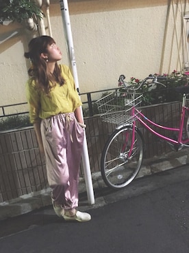 「merry jenny（メリージェニー）のバイカラーサテンパンツ（その他パンツ、ピンク系）」を使った、nakamura  shiorlさん（レディース・157cm）の秋コーディネート