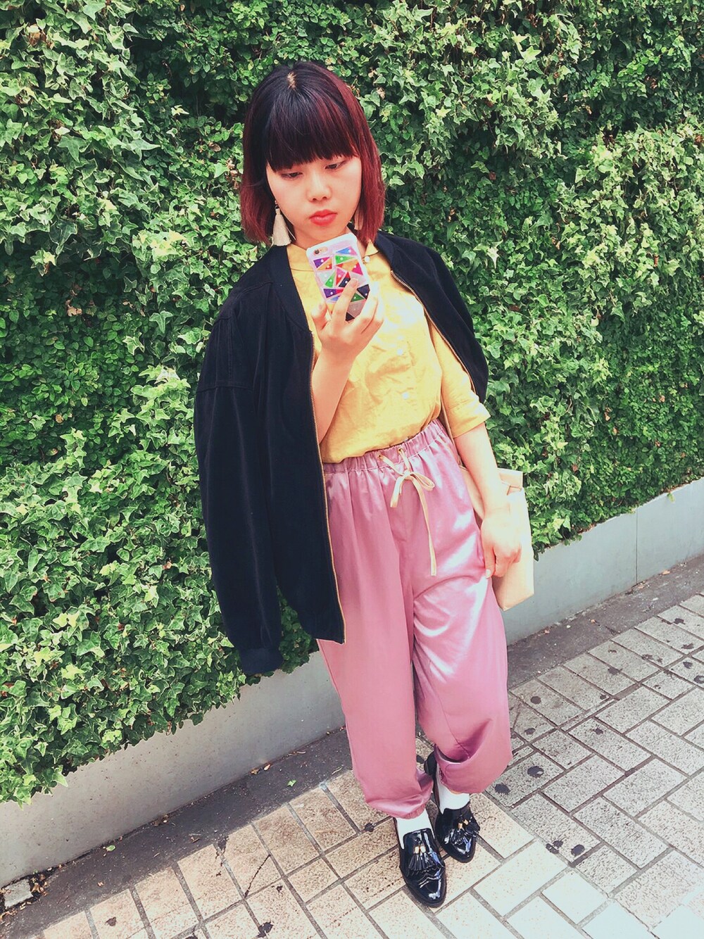 「ピンク、サテンパンツ、merry jenny、MA-1、黄色、黒、韓国ブランド、FIG&VIPER」｜「FIG&VIPERのベロアBIGブルゾン（ブルゾン、ブラック系）」を使った、nakamura  shiorlさん（レディース・157cm）の秋コーディネートの1枚目の写真