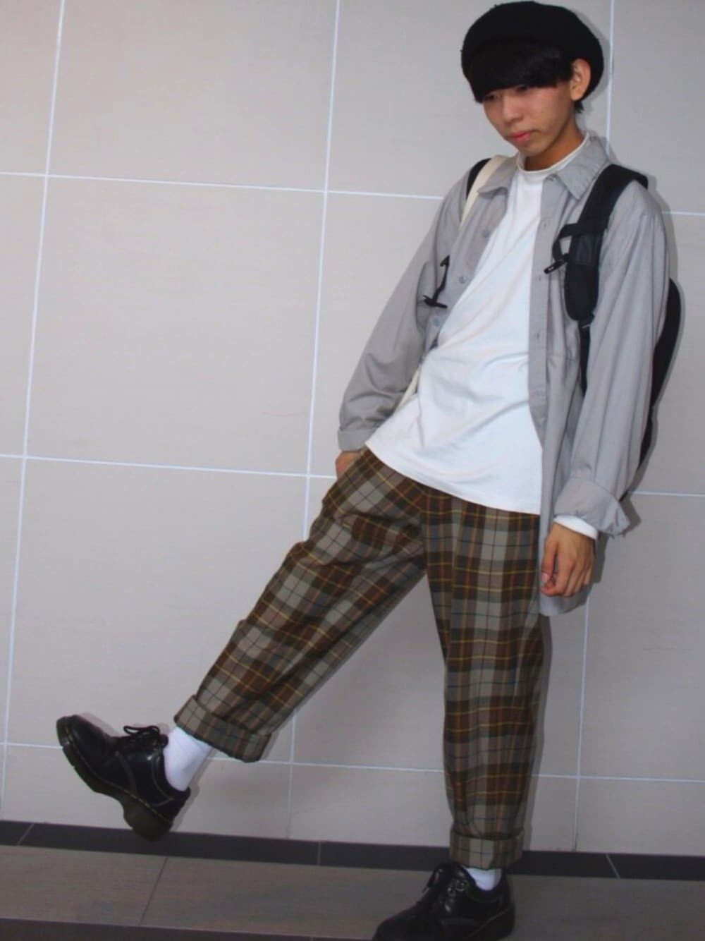 「秋のコーデ、秋コーデ、暖色系、Dr.Martens、古着、シンプル、シンプルコーデ」｜「UNIQLOのアイテム（トップス、ホワイト系）」を使った、鈴木さん（メンズ・162cm）の秋コーディネートの1枚目の写真