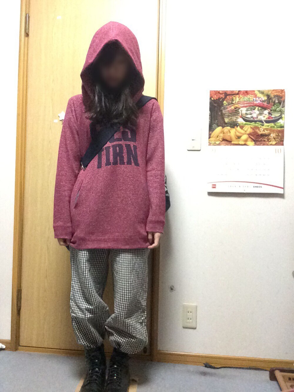 「赤×黒、ゆるコーデ、ユニクロ、Honeys、ハニーズ、TOMMY HILFIGER、ヤバイ」｜「no brandのアイテム（パーカー、レッド系）」を使った、けにゃさん（レディース・155cm）の秋コーディネートの1枚目の写真