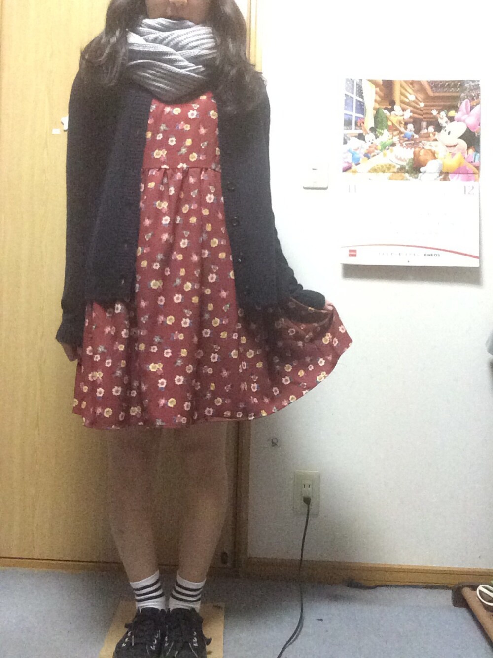 「ワンピース×スニーカー、ワンピース、ラインソックス、カーディガン、スヌード、GU、ユニクロ、earth music&ecology」｜「UNIQLOのアイテム（カーディガン/ボレロ、ブルー系）」を使った、けにゃさん（レディース・155cm）の秋コーディネートの1枚目の写真