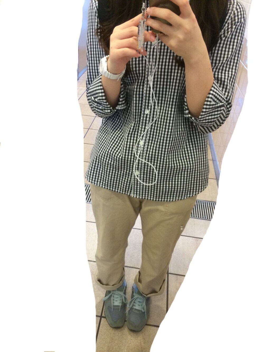 「チノパン、GU、チェックシャツ、カジュアル、Manhattan Portage」｜「no brandのアイテム（スニーカー、グレー系）」を使った、けにゃさん（レディース・155cm）の夏コーディネートの1枚目の写真