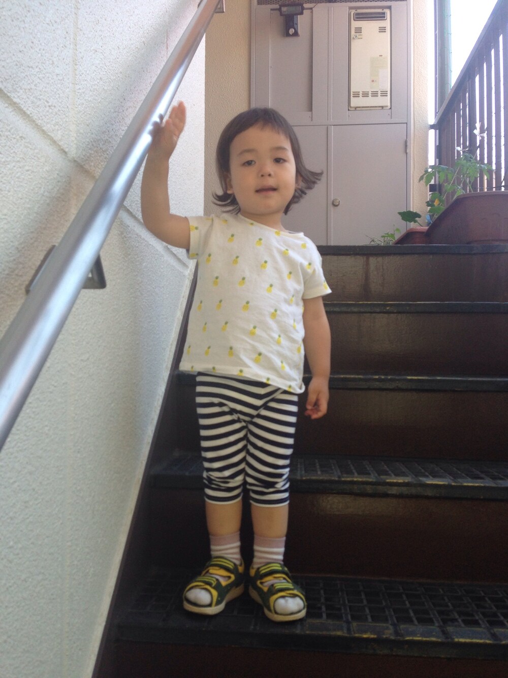 「ボーダー、無印良品、しましま、ZARA KIDS、シップス キッズ(SHIPS KIDS)、アシックス、パイナップル」｜「ZARAのパイナップルT（Tシャツ/カットソー、ホワイト系）」を使った、shinさん（キッズ・90cm）の春コーディネートの1枚目の写真