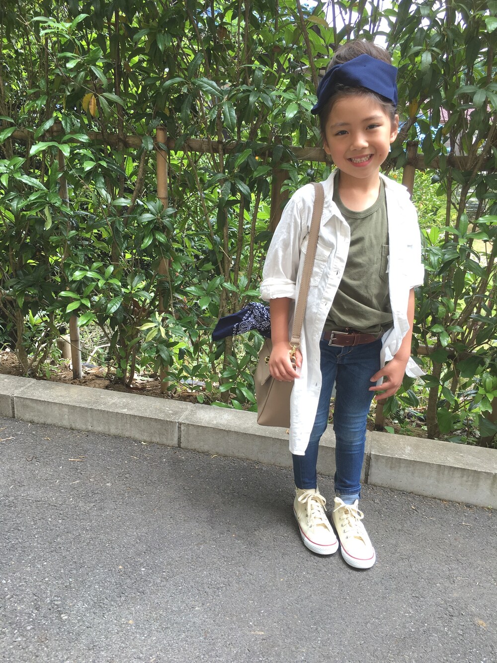 「キッズコーデ、キッズファッション、スニーカー、おんなのこ」｜「petit mainのアイテム（ヘアバンド、ブルー系）」を使った、mimamoさん（キッズ・110cm）の春コーディネートの1枚目の写真