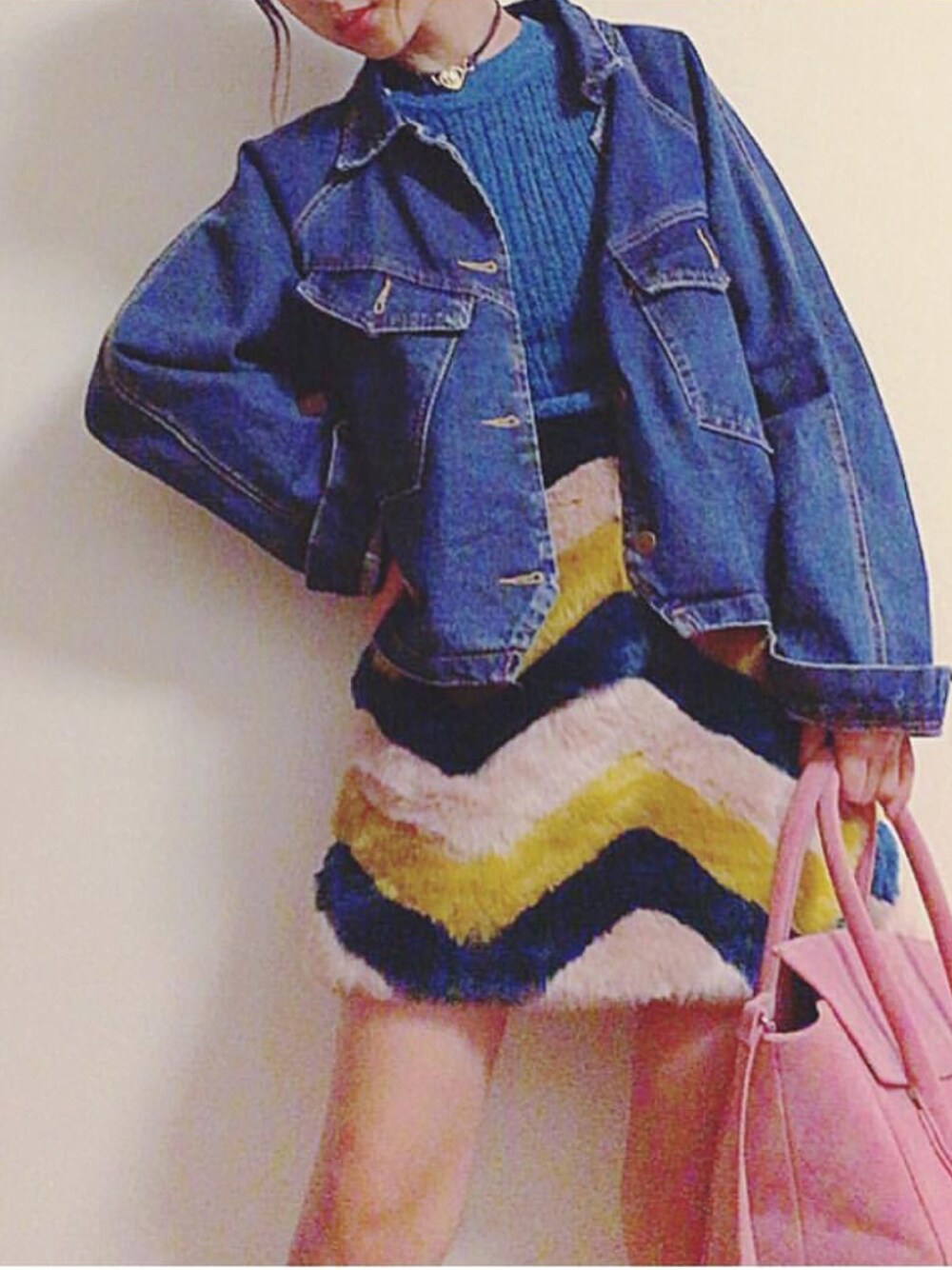 「ファー、フェイクファー、チョーカー」｜「LILY BROWNのシンプルハイネックニットトップス（ニット/セーター、ブルー系）」を使った、Miri Matsudaさん（レディース・159cm）の秋コーディネートの1枚目の写真