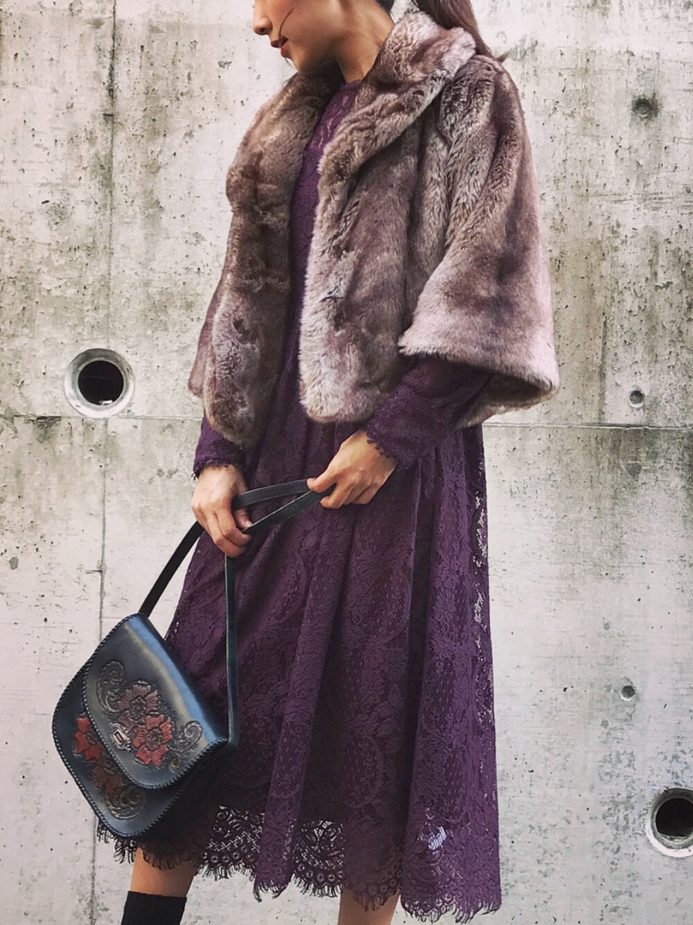 「フェイクファー、フェイクファーコート」｜「LILY BROWNのレースワンピース（ワンピース、パープル系）」を使った、Miri Matsudaさん（レディース・159cm）の秋コーディネートの1枚目の写真